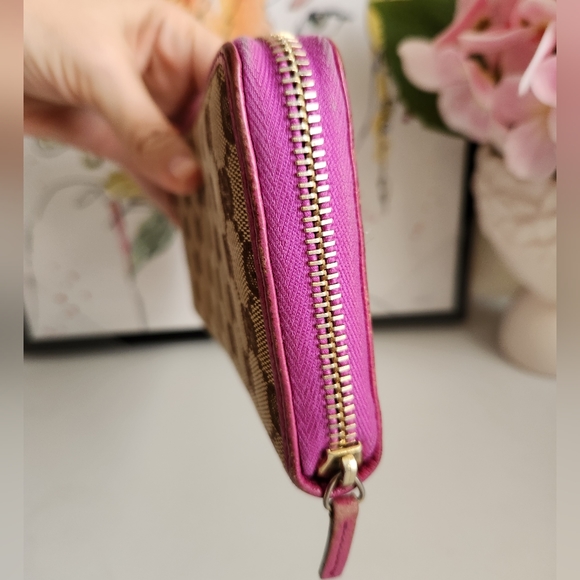 GUCCI GG Logo Canvas Zip Around Wallet - Picture 10 of 14